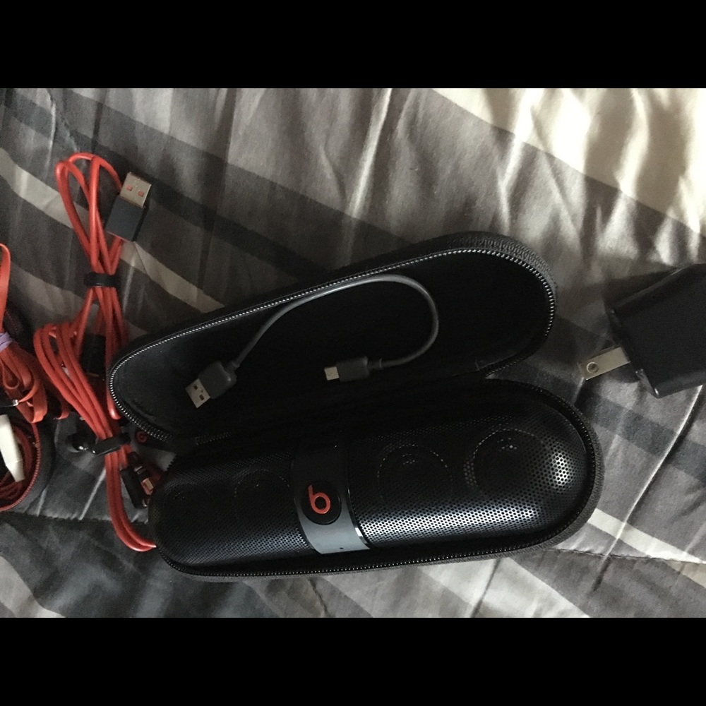 Package beats &two sets of headphones red n white - Picture 3 of 7